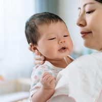 نحوه آروغ گرفتن نوزاد چطور است؟