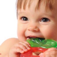 مراحل دندان در آوردن کودک و راهکارهای تسکین درد