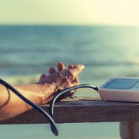 طریقه صحیح اندازه گیری فشار خون با دستگاه دیجیتال